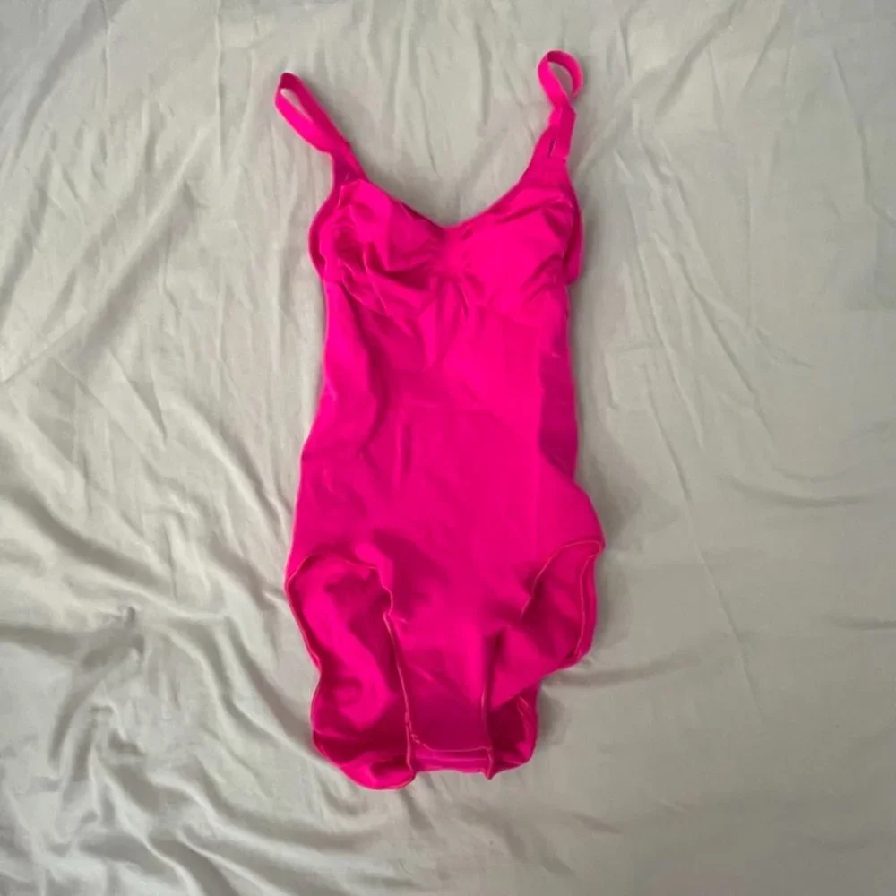 NWOB SKIMS FLAMINGO SCULPTING BODYSUIT - Picture 3 of 3